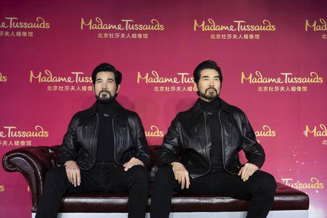 于岁月珍藏中“慢慢过好2025”j9九游会真人游戏第一费翔蜡像揭幕(图3)
