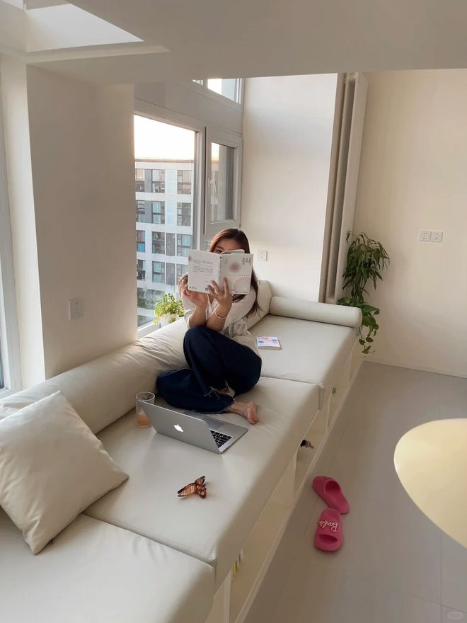 年轻人的客厅新玩法实用又解锁生活新姿势！九游会J9入口传统沙发正在 “消失”？(图2)